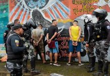 Más de 100 reos prófugos y 43 muertos tras violento motín en Ecuador Más de 100 reos prófugos y 43 muertos tras violento motín en Ecuador
