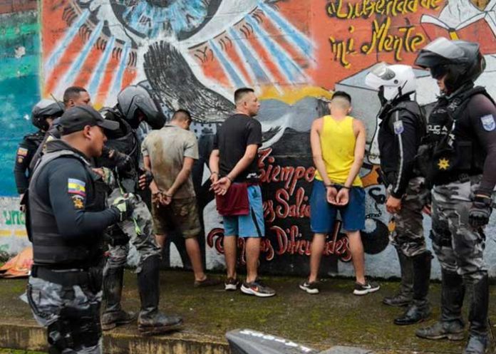 Más de 100 reos prófugos y 43 muertos tras violento motín en Ecuador