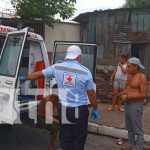 Hombre sobrevive a descarga eléctrica en Managua Descarga eléctrica casi acaba con la vida de un hombre de casi 40 años en un barrio de Managua