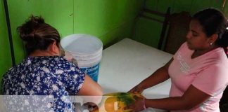 Madre que vende frescos en Managua es premiada por Crónica TN8