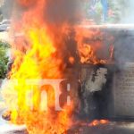 Carro en llamas pone a correr a sus ocupantes en Managua Control de incendio en vehículo cerca de Plaza Inter, Managua
