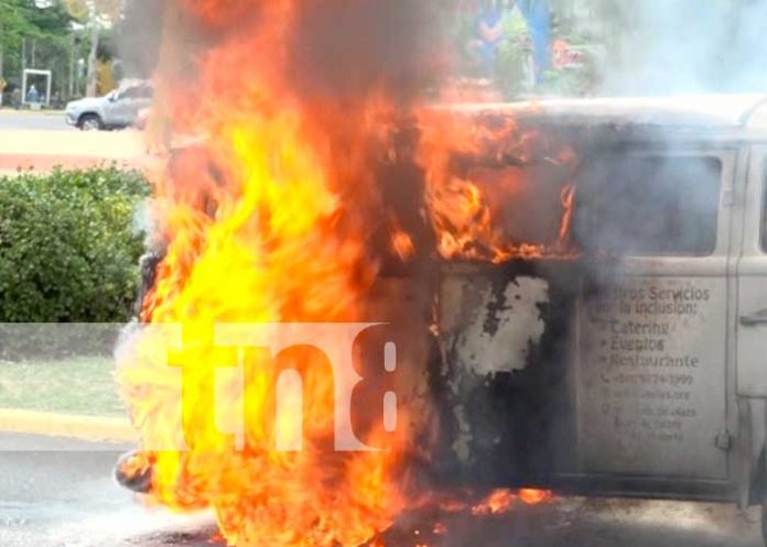 Control de incendio en vehículo cerca de Plaza Inter, Managua