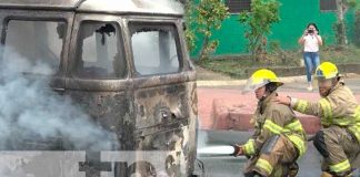 Control de incendio en vehículo cerca de Plaza Inter, Managua