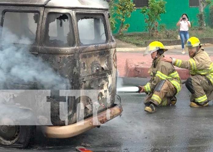 fuego-plaza-inter-3 Control de incendio en vehículo cerca de Plaza Inter, Managua