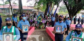 Homenaje a oficiales caídos en Bluefields, en el año 2004