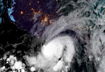 Huracán Agatha, de categoría 2, tocó tierra en el sur de México Huracán Agatha, de categoría 2, tocó tierra en el sur de México