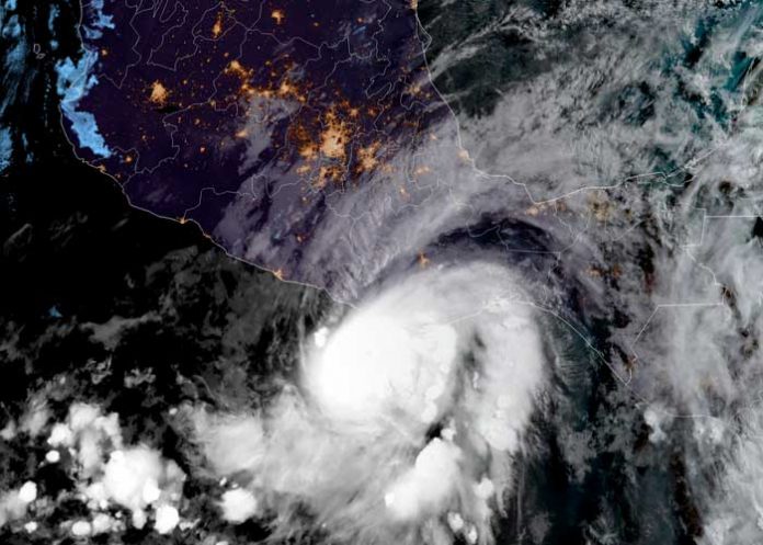 huracán1 Huracán Agatha, de categoría 2, tocó tierra en el sur de México