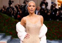 Kim Kardashian no pudo cerrarse el vestido de Marilyn por detrás (FOTOS) Kim Kardashian no pudo cerrarse el vestido de Marilyn por detrás (FOTOS)