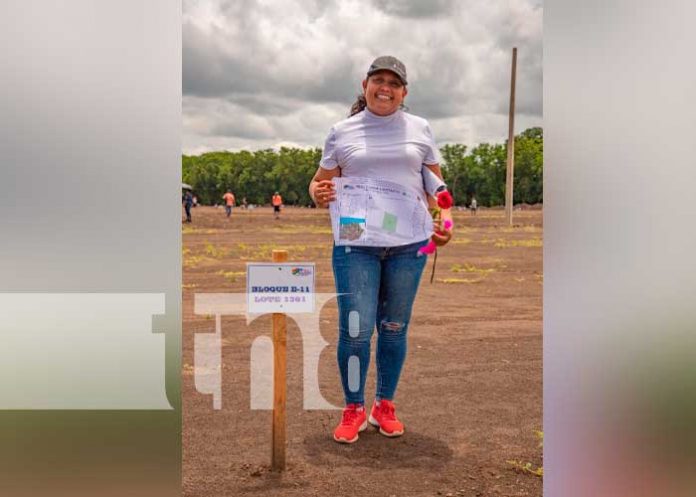 lotes1 En el Día de las madres, entregan lotes en Villa Esperanza en Managua
