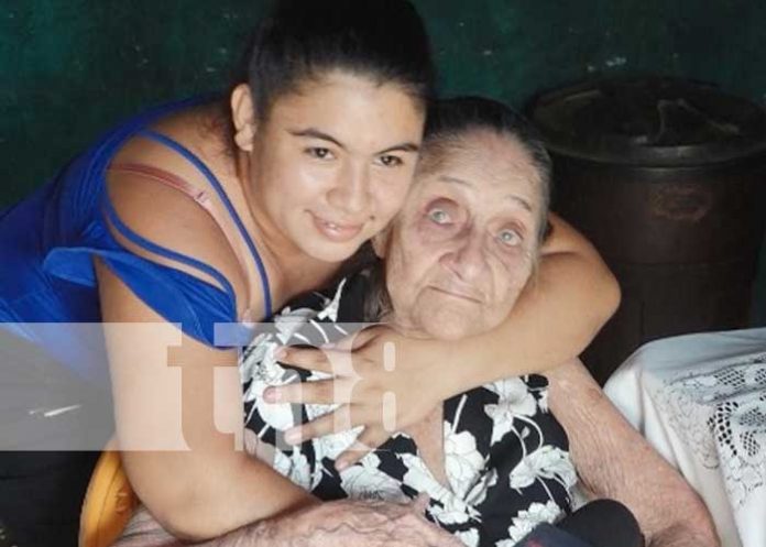 Crónica TN8 premia a una madre abnegada de avanzada edad