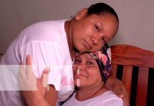 Madre e hija celebrando con premios de Crónica TN8