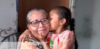 Madre abnegada y dedicada a su niña en Matagalpa