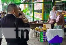 Hija sorprende a su mamá con serenata en parada de buses en Managua Serenata a madre trabajadora en Managua
