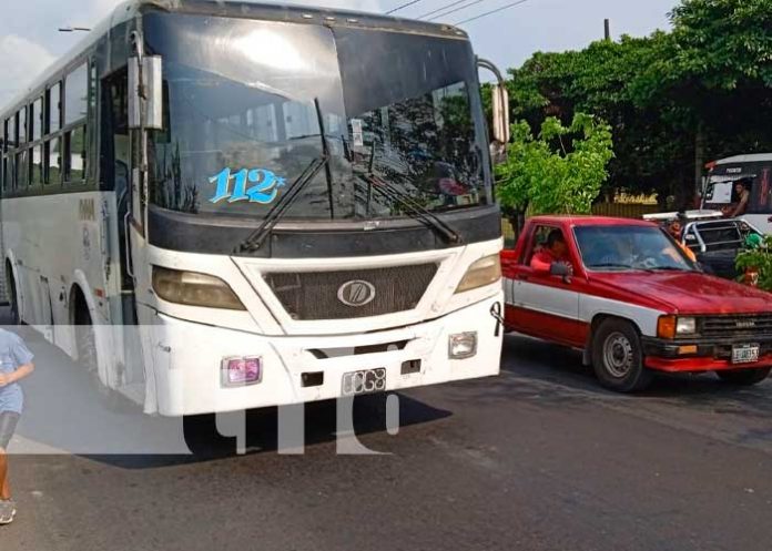 Escena del accidente con bus de transporte colectivo en Managua