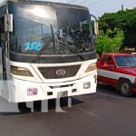 Busero de Managua provoca accidente y golpea a quien lo grabó con el celular Escena del accidente con bus de transporte colectivo en Managua