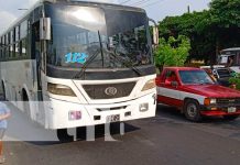 Busero de Managua provoca accidente y golpea a quien lo grabó con el celular Escena del accidente con bus de transporte colectivo en Managua