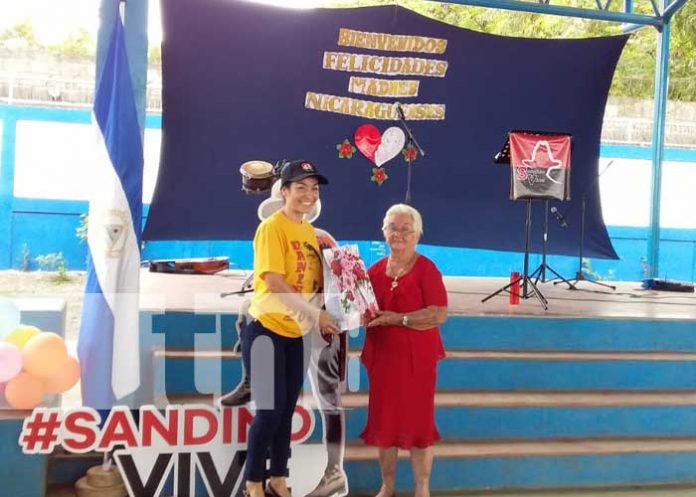 Regalos a madres como parte de los festejos en Managua