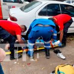 Irresponsabilidad deja a motociclista y acompañante lesionados en Managua Escena de accidente de tránsito en Managua
