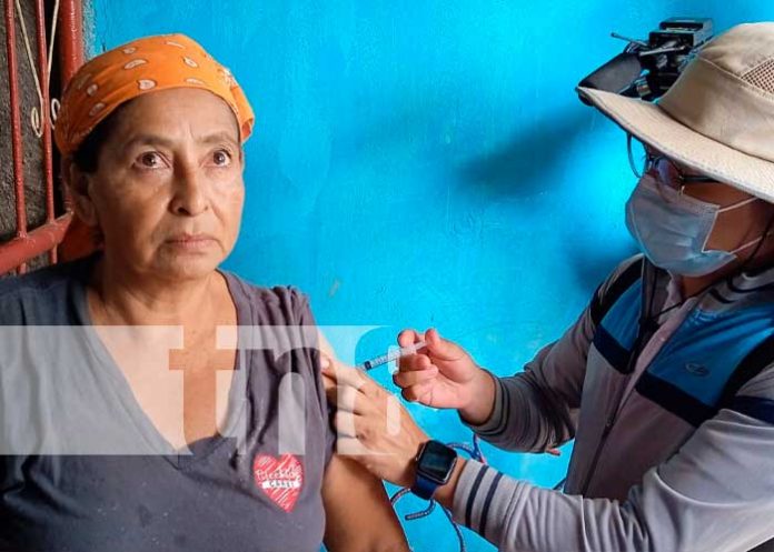 Jornada de vacunación en barrio de Managua