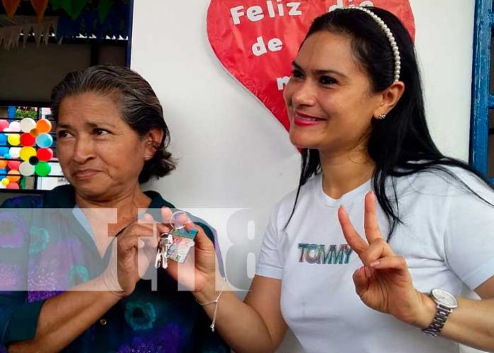 Entrega de llaves para nueva vivienda en Managua