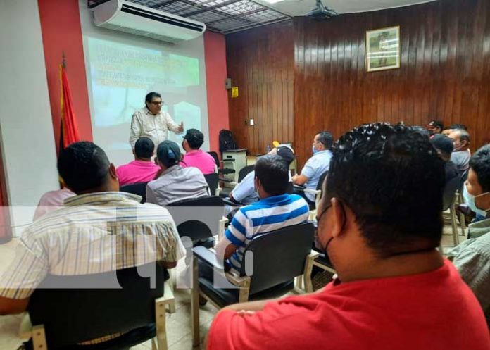 Capacitan a conductores de unidades de transporte urbano colectivo en Managua