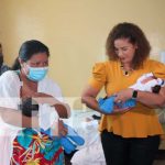 Madres que dieron a luz en primeros minutos del 30 de mayo reciben obsequios