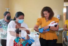 Madres que dieron a luz en primeros minutos del 30 de mayo reciben obsequios Madres que dieron a luz en primeros minutos del 30 de mayo reciben obsequios