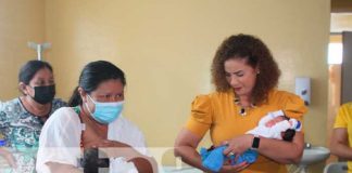 Madres que dieron a luz en primeros minutos del 30 de mayo reciben obsequios