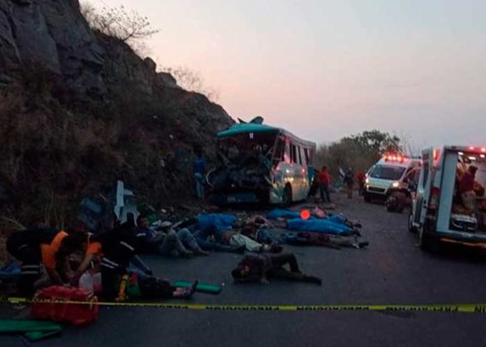 Volcadura en autobús deja 13 muertos y 20 heridos en Jalisco, México