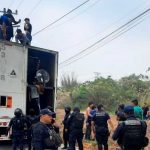 Más de 300 migrantes hallados en un tráiler en México ¡iban deshidratados! Más de 300 migrantes hallados en un tráiler en México ¡iban deshidratados!