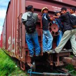 Rescatan a 53 migrantes hacinados en camión de carga en México Rescatan a 53 migrantes hacinados en camión de carga en México