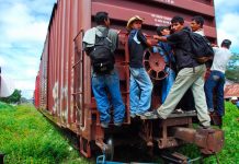Rescatan a 53 migrantes hacinados en camión de carga en México