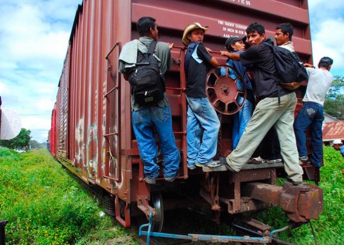 migrantes-hacinados- Rescatan a 53 migrantes hacinados en camión de carga en México