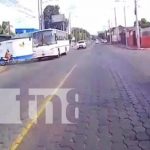 Motociclista sobrevive a impacto de bus, pese a llevar el casco Motociclista sobrevive a impacto de bus, pese a llevar el casco