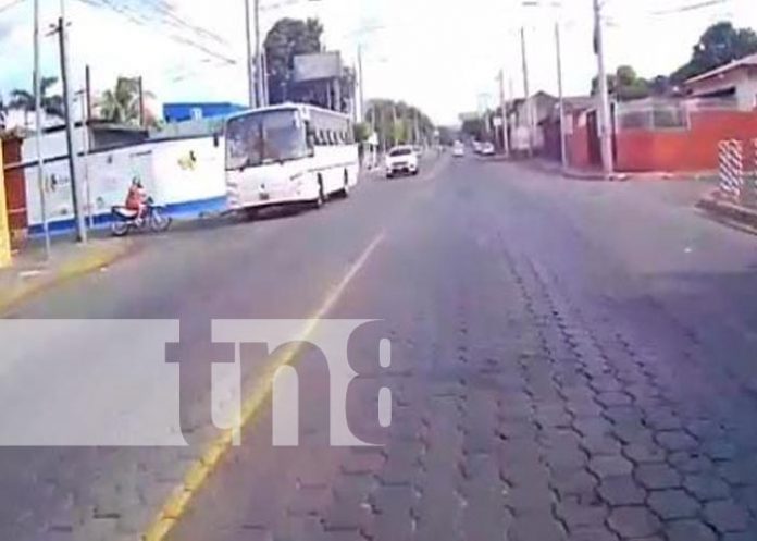 moto-2- Motociclista sobrevive a impacto de bus, pese a llevar el casco