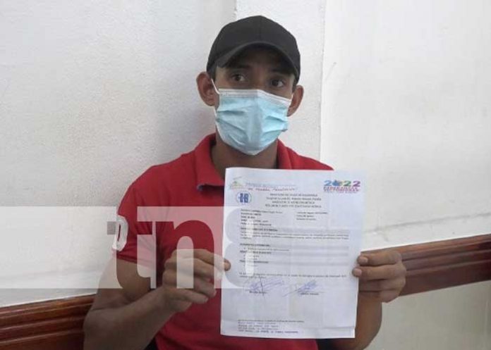 muleta-ayuda-03 Joven solicita ayuda para comprar muletas, en Managua