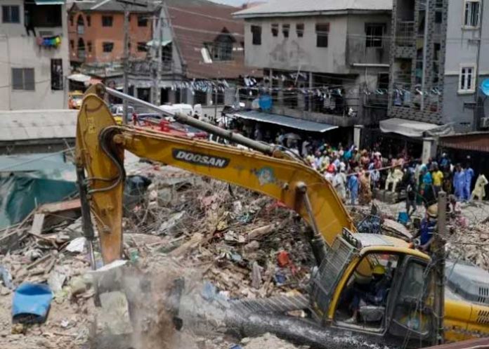 ¡Tragedia en Nigeria! Ocho personas murieron tras el derrumbe de edificio