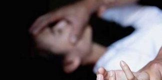 Adolescente violó y estranguló a una mujer frente a su hija en Nueva York