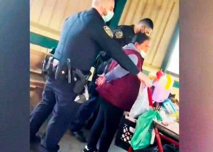 nueva3 ¡Indignación! Arrestan a mujer por vender frutas en metro de Nueva York