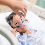 Imagen de niño enfermo, en referencia a la hepatitis