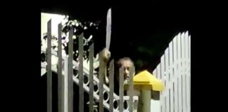 Sacerdote de Nandaime agitando violentamente un machete