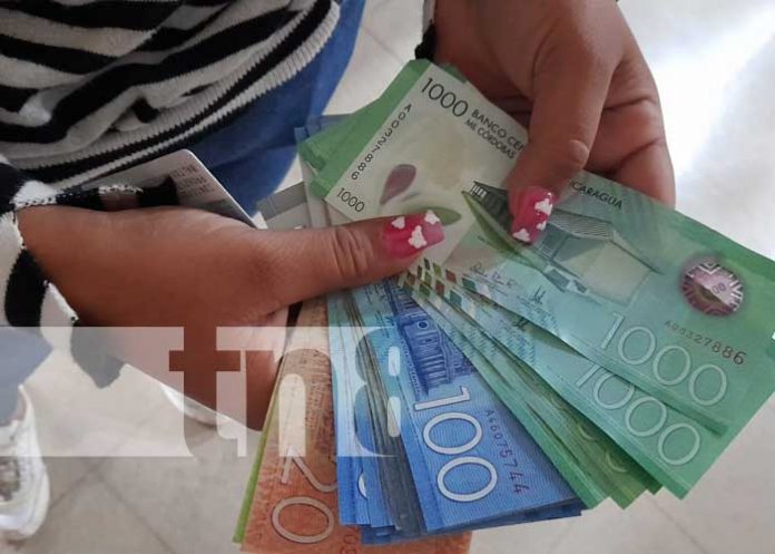 Trabajadores de la salud reciben salario adelantado de junio