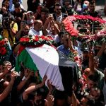 A sangre fría, fuerzas de Israel atacan el funeral de Shireen Abu Akleh