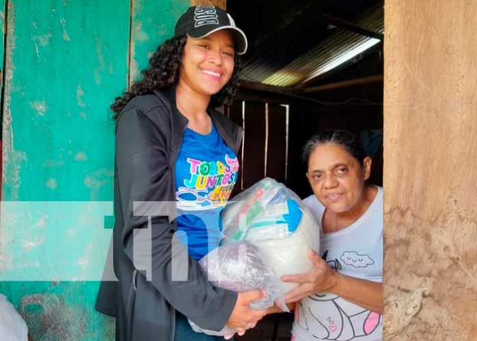 Entrega de paquetes a familias en San Carlos, Río San Juan