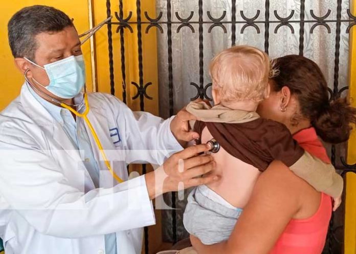 Atención gratuita de salud para familias en Managua