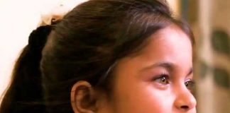 Extraña condición de joven en la India que la hace lucir como una niña
