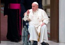 Con un buen trago de tequila el papa Francisco asegura sanar su rodilla
