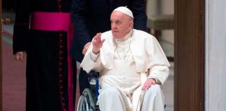 Con un buen trago de tequila el papa Francisco asegura sanar su rodilla