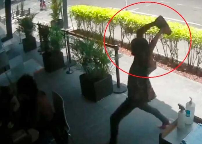 video1 Indigente le propina tremenda pedrada a un menor en México(Video)