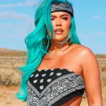 ¡Bochornoso! Mujer le lanzó cerveza en la cara a Karol G en ProvenzaFoto